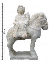 STE-4457 - Epona sur son chevalterre cuiteTPQ : 1 - TAQ : 300Figurine moulée en terre blanche, figurant Epona en Amazone sur le côté droit du cheval, La déesse est vêtue d’une longue robe, elle tient une patère à ombilic dans la main droite et une corne d’abondance au creux de son bras gauche. Ses cheveux sont coiffés en bandeaux.
