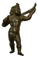 STE-4475 - Statuette : Hercule enfantbronzeTPQ : 1 - TAQ : 300Figurine d'Hercule enfant, nu, sous la forme d'un bambin au corps déjà très musclé, jouant avec un serpent passé sur ses épaules, maintenu de la main droite et dont la tête est tendu de la main gauche redressée.