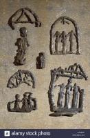 STE-4482 - Figurine dans un temple miniatureplombObjet ajouré, figurant une divinité (unique, ou triade) dans un cadre en forme de façade de temple, surmontée d'un fronton triangulaire ou arrondi, et encadré de colonnes généralement torses. 