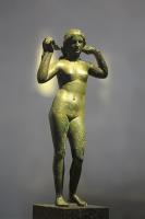 STE-4549 - Statuette : Aphrodite - Vénus se tordant les cheveuxbronze, argentVénus Anadyomène, sortant du bain, nue, déhanchée, en appui sur la jambe droite, tordant ses cheveux en deux mèches s'échappant d'un chignon sur l'arrière du crâne. Deux autres mèches retombent sur les épaules.