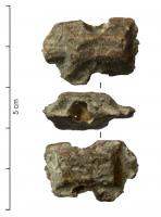 TES-4088 - Tessère rectangulaire: illisibleplombObjet coulé en plomb, de forme rectangulaire, destiné à être écrasé par l'apposition d'une marque estampée sur les deux faces ; perforation transversale.