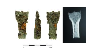 TPL-5002 - Griffe de templetferTPQ : 500 - TAQ : 800Outil plat et allongé, comportant une partie active courte, prolongée par quelques dents rectilignes très espacées, et une extrémité effilée. Décor sur les deux faces, incisions transversales parallèles et petits cercles.