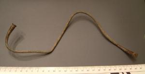 TRQ-3002 - Torque à extrémités évasées
bronze
Torques constitué d'un jonc lisse, dont les deux extrémités sont légèrement évasées en cônes allongés; les extrémités sont simplement soulignés par une doube incision.