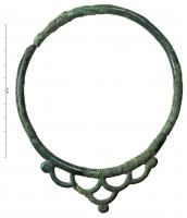 TRQ-3021 - Torque à festons et segment amoviblebronzeTPQ : -350 - TAQ : -250Torque massif fabriqué en deux parties coulées : la partie principale de l'anneau (les 2/3) est constituée d'un jonc lisse sur lequel vient se fixer un segment amovible, par un système de tenon-mortaise. Le motif décoratif ajouré, dit à arceaux, ou à festons, est formé de demi-cercles évidés et se développe sur ce segment.