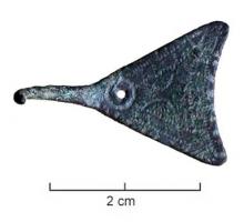AGR-5036 - Crochet vestimentairebronzeCrochet en tôle, constitué d'une plaque triangulaire à décor incisé, perforée d'un trou, et dans le même axe que la perforation, d'une tige formant un crochet effilé.