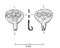 AGR-5039 - Crochet vestimentaire cuivrePlaque circulaire, d'un diamètre inférieur à 15 mm, poinçonnée et perforée, munie d'une tige recourbée dans son axe longitudinal.