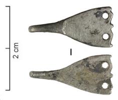 AGR-6023 - Crochet vestimentaireargentCrochet en tôle, constitué d'une plaque triangulaire, aux angles souvent arrondis, perforée de deux ou trois trous (souvent entourés de cercles), et dans le même axe que la perforation, d'une tige formant un crochet effilé.
