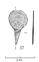 AGR-6027 - Crochet vestimentaire : ébauchebronzeCrochet en tôle constitué d'une plaque de forme ogivale, parfois aux côtés sinusoïdaux et dans le même axe que la perforation, d'une tige formant un crochet effilé. Le profil de la tôle est plat dans ce cas, sans motif ou sans perforation.