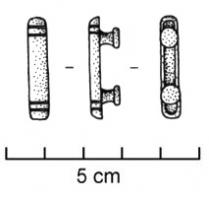 APH-4051 - Applique de harnaisbronzeApplique en forme de bâtonnet rectiligne, avec des incisions aux extrémités et des côtes sur toute la longueur (plus rarement lisse) ; deux boutons pour fixation sur cuir au revers.

Plusieurs variantes sont à distinguer en fonction de l'agencement des côtes (Bishop 1988, fig. 56, type 4). 