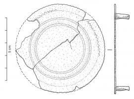 APH-4108 - Applique de harnaisbronzeTPQ : 1 - TAQ : 100Applique circulaire plate, à surface externe étamée, ornée de cercles concentriques et parfois d'un cercle de dents-de-loup; au revers, deux rivets de fixation. Les bords peuvent être encochés pour suggérer des festons.