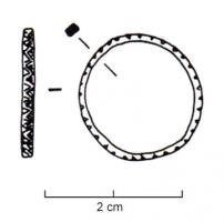 BAG-4157 - Bague ferméeorTPQ : 250 - TAQ : 400Anneau simple, de section rectangulaire, orné d'un motif de zigzag obtenu à partir d'encoches latérales alternées.