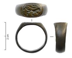 BAG-4422 - Bague à chaton gravé en intaillebronzeTPQ : 300 - TAQ : 500Bague à jonc plat, chaton ovale, plat et gravé en creux (sigle, monogramme, symbole héraldique…), souvent dans une bordure ponctuée.