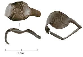 BAG-6012 - Bague à chaton plat gravéargentBague martelée, à jonc rubané ; le chaton plat et de forme circulaire, simplement orné d'un motif simple, incisé ou estampé en filets poinçonnés et 'a tremolo'. 