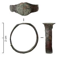 BAG-6013 - Bague à chaton plat gravébronzeBague à jonc rubané, à peine bombé sur l'extérieur, d'où se dégage un chaton plat, non proéminent, gravé d'une croix ou d'un motif simple.