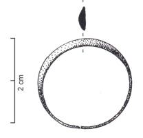 BAG-6021 - Anneau simple (alliance)bronzeAnneau légèrement bombé sur l'extérieur, plat à l'intérieur, sans chaton individualisé mais la largeur diminue fortement sur une portion de l'anneau (usure ?).