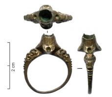 BAG-8020 - Bague à cabochonbronze doréBague à jonc mince, dont toute la partie supérieure est ornée de motifs végétaux profondément ciselés, encadrant un cabochon surélevé, de profil évasé vers le bas, avec une pierre sertie (griffes).