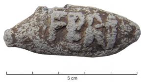 BAL-3027 - Balle de fronde : FERI  POMPplombBalle de fronde coulée dans un moule, inscription en relief : FERI  POMP.