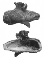 BLS-4041 - Balsamaire : porceletterre cuiteBalsamaire en forme de porcelet ; un goulot est placé sur le dos entre les oreilles, adossé en arrière à un anneau vertical.