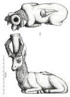 BLS-4134 - Balsamaire zoomorphe : cerf terre cuiteQuadrupède en terre beige, glaçure plombifère. Les pattes sont repliées et le cou recouvert d'un pelage en mèches épaisses ; la tête est surmontée d'un goulot étroit, encadré par les bois.