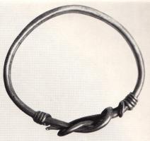 BRC-3573 - Bracelet filiforme à nœud d'HerculeargentBracelet constitué d'un simple fil torsadé, de section ronde ; le système de fermeture est composé d'enroulements composant un nœud d'Hercule, prolongé sur chaque départ de brin par de fins enroulements spiralés.