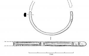 BRC-4006 - Bracelet ouvertbronzeBracelet à jonc épais, plat, orné de motifs longitudinaux ; extrémités façonnées en têtes de serpents schématisées.