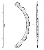 BRC-4060 - Bracelet ouvertbronzeTPQ : 150 - TAQ : 300Bracelet coulé et étroit, la tranche extérieure crénelée par une succession régulière de motifs en retrait, ornés d'incisions transversales; le dispostif de fermeture utilise une perforation transversale sur une extrémité amincie.