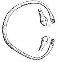 BRC-4097 - Bracelet ouvert à tête de serpentsbronzeBracelet ouvert, à jonc de section circulaire, à terminaisons losangiques ornées de cercles oculés évoquant une tête de serpent.