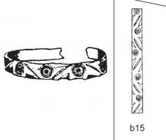 BRC-4216 - BraceletbronzeTPQ : -30 - TAQ : 500Bracelet rubané ou à section en D, orné d'incisions transversales disposées en quinconce séparées par un motif géométrique, généralement ocelles ou points.