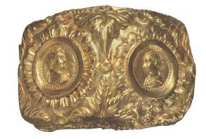 BRC-4256 - Bracelet à médaillonsorBracelet en feuille mince, décor (au repoussé ?) de feuillages encadrant des médaillons impériaux : Caracalla et Plautilla.