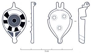 BTS-4181 - Boîte à sceau en forme de gouttebronzeBoîte à sceau en forme de goutte, couvercle plat émaillé : dans la partie supérieure, deux ou trois cercles concentriques autour d'un disque central également émaillé ; écoinçon émaillé ; bouton terminal, avec pointe de calage. Le fond est percé de 3 trous entourés d'un cercle.