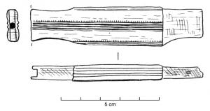 CAC-4020 - Couteau à affûter les calamesos, ferManche de section rectangulaire massive, comportant un étranglement au contact du couteau, dont la soie venait se fixer dans une perforation axiale de section ronde; les quatre faces du manche sont ornées de côtes dégagées sur toute la longueur.