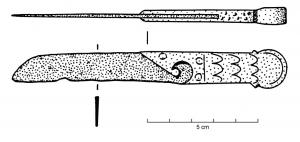 CAC-4034 - Couteau à affûter les calamesfer, bronzePetit couteau en fer, à manche de bronze coulé, de section rectangulaire, terminé par une tête de fauve;  manche de section rectangulaire, orné de plumes incisées; virole triangulaire, creusée d'une volute.