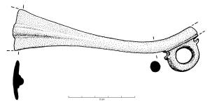 CAV-4001 - CaveçonbronzePièce de harnais formant une bande disposée en angle droit, pour épouser la forme du museau du cheval ; à l'intersection des deux parties, bélière destinée à l'accrochage d'une sangle.