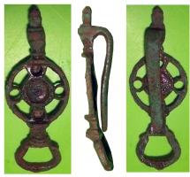 CLA-9016 - ClavendierbronzeClavendier composé d'un cercle ajouré (motifs variables à l'intérieur), avec une bélière rectangulaire à la base; au revers, crochet allongé permettant la suspension à une ceinture.