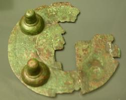 CLD-4059 - Clou décoratifbronze, ferClou décoratif coulé sur tige de fer, comportant une base hémisphérique et un sommet allongé, terminé par un bouton.