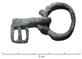 CLE-5004 - Clé articulée à mouvement rotatifbronzePetite clé constituée d'une tige perforée, à extrémité prolongée latéralement par un panneton ajouré ou encoché; l'extrémité proximale et formée d'un anneau qui pivote dans la tige percée.