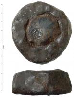 CMN-3003 - Coin monétaire dormantbronze, ferMasse épaisse en fer, peu élevée et de forme plus ou moins circualire, à bords obliques irréguliers, enserrant un matrice en alliage de cuivre (coin monétaire gravé en creux).