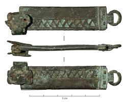CNF-4107 - Couteau pliant à manche platfer, bronzeCouteau à lame articulée sur un manche constitué de deux plaques manche de bronze, à décor estampé ; virole en tôle et anneau de suspension.