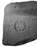 COV-4371 - Tuile estampillée AKYΔΩNterre cuiteTuile estampillée AKYΔΩN, dans un cartouche circulaire.