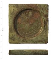 CRA-4007 - CrapaudinebronzeCrapaudine constituée d'une plaque massive de forme carrée, avec sur une face une dépression circulaire centrée, parfois creusée au tour (cupule).