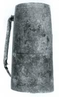 CRU-5014 - BuirebronzeVase de forme haute, aux parois presque cylindriques avec une ouverture légèrement plus étroite que le fond; anse verticale fixée à mi-hauteur par deux pattes.