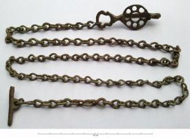 CTN-8003 - ChâtelainebronzeAccessoire vestimentaire féminin, composé dune chaîne dont une extrémité est pourvue d'une barrette venant passer dans l'anneau d'un clavendier fixé à l'autre extrémité.