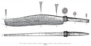 CTO-1049 - Couteau à soiebronzeCouteau à soie de section cylindrique, terminée en biseau ; lame ondulée séparée de la soie par une virole vraie ou fausse. La lame présente un élargissement du dos qui s'amenuise vers la pointe.