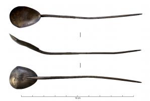 CUI-4043 - CochlearargentCuillère avec cuilleron ovoïde (en forme de goutte) de facture légère. Manche effilé et se terminant en pointe, composé d'une tige de section légèrement lenticulaire, se situant dans le prolongement direct du cuilleron : la zone au contact de la partie inférieure du cuilleron présente une légère incision de forme triangulaire soulignant la jonction.