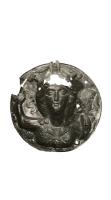 CUS-4024 - Médaillon de cuirassebronzeMédaillon ornant une cuirasse représentant le buste de Minerve, entouré d'animaux et de motifs végétaux orientaux