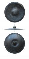 CVL-4010 - Couvercle en bronzebronzeTPQ : 1 - TAQ : 500Couvercle circulaire coulé, calotte creuse avec renfoncement central autour du bouton central en forme de gland ; décor de 4 cercles concentriques sur la face externe. 