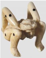 DEJ-9013 - Dé en forme de personnage accroupiivoireTPQ : 1600 - TAQ : 1700Dé en forme de figurine féminine assise, les mains posées sur les hanches et les coudes ramenés en arrière. Le chiffrage comprend 6 points sur le torse et d'autres sur le dos.