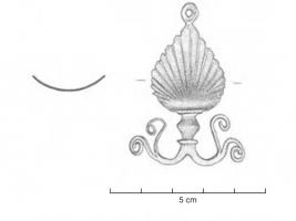 EPE-4031 - Applique de fourreau de glaive type PompéibronzeApplique en forme de palmette, prolongée par des rinceaux en partie inférieure et munie d'un trou de fixation en partie supérieure.