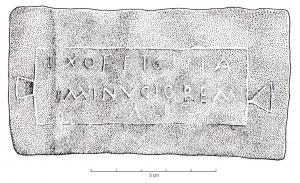 ETQ-4005 - Etiquette d'amphoreplombEtiquette moulée, sous la forme d'une plaque rectangulaire enroulée autour de l'anse de l'amphore dont elle signale la provenance.