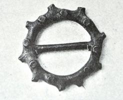 FER-7008 - FermailbronzeBoucle circulaire, à barre fixe; le fonc externe est orné de nodosités évoquant des branches sciées.